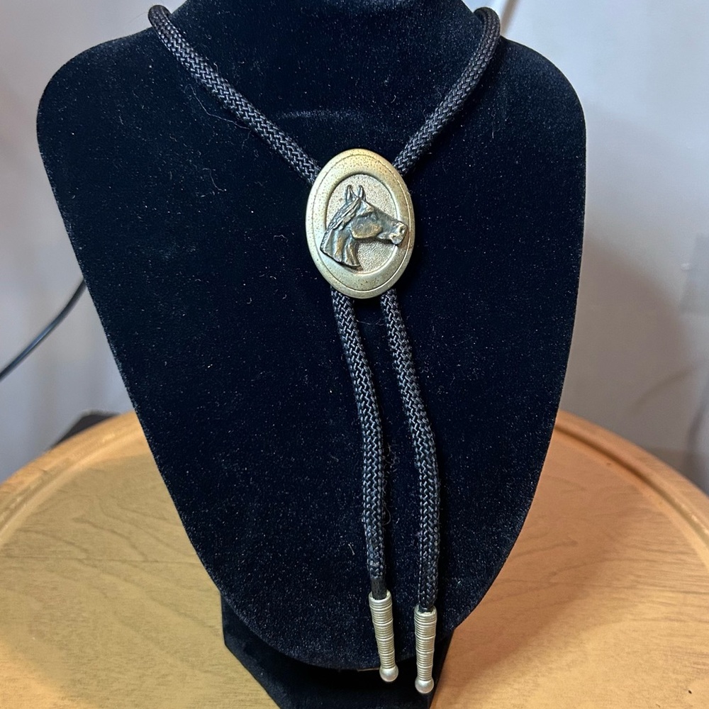 Vintage Western Oval Horse Head‎ Bolo Tie Cowboy Gold tone